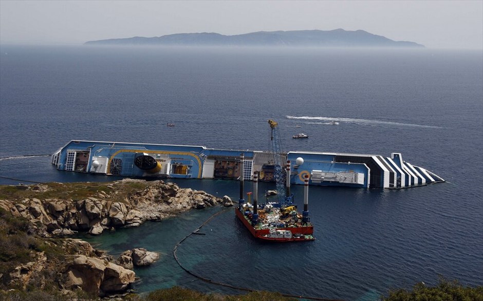 Costa Concordia: Το μισοβυθισμένο ναυάγιο #3. Το Costa Concordia προσέκρουσε σε ύφαλο κοντά στο νησάκι Τζίλιο, στις 13 Ιανουαρίου, οδηγώντας στο θάνατο 32 ανθρώπους.