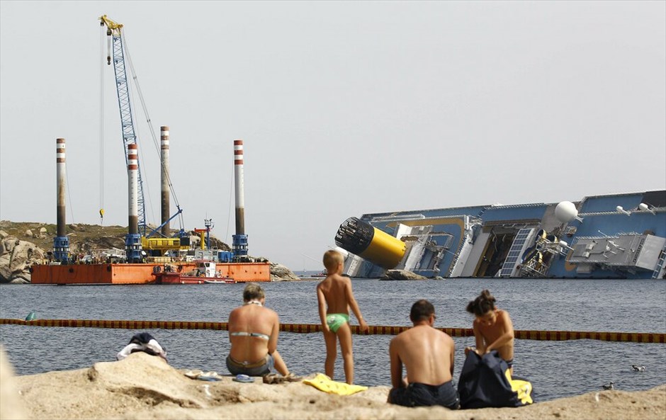 Costa Concordia: Το μισοβυθισμένο ναυάγιο #8. Οι εργασίες απομάκρυνσης του σκάφους έχουν ήδη ξεκινήσει αλλά υπολογίζεται ότι θα διαρκέσουν περισσότερο από δέκα μήνες.
