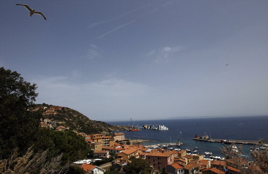 Costa Concordia: Το μισοβυθισμένο ναυάγιο #12. Πρώτη προτεραιότητα της Ιταλικής υπηρεσίας προστασίας είναι η αποτροπή μίας οικολογικής καταστροφής.