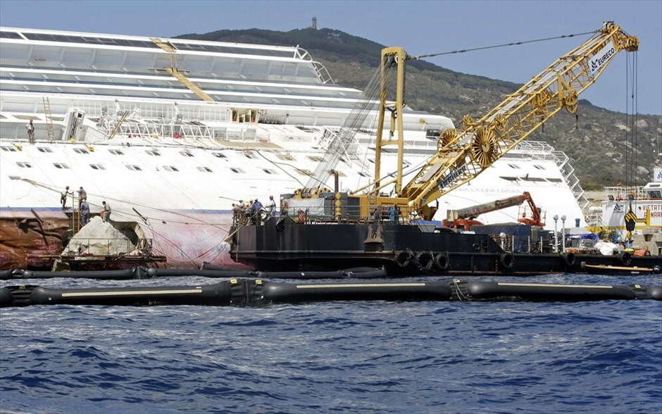 Costa Concordia: Το μισοβυθισμένο ναυάγιο #14. Ο καπετάνιος του πλοίου, Φραντσέσκο Σκετίνο έχει προφυλακιστεί κατηγορούμενος για ανθρωποκτονία, πρόκληση ναυαγίου και εγκατάλειψη πλοίου.
