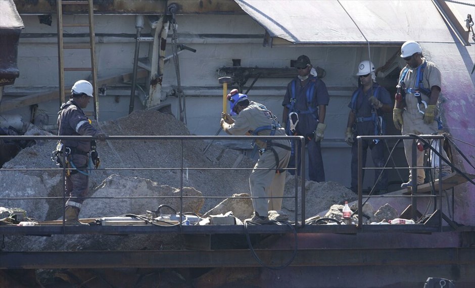 Costa Concordia: Το μισοβυθισμένο ναυάγιο #15. Ο καπετάνιος έχει ζητήσει δημοσίως συγγνώμη αλλά θεωρεί ότι δεν είναι ο μοναδικός υπαίτιος του ναυαγίου.