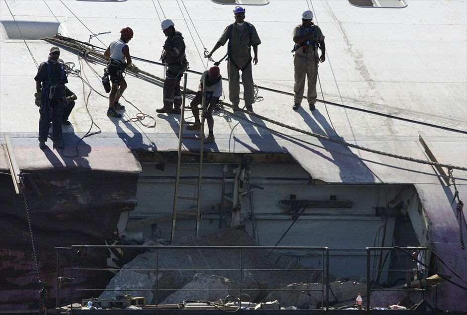 Costa Concordia: Το μισοβυθισμένο ναυάγιο #16. Οι εργασίες απομάκρυνσης του σκάφους έχουν ήδη ξεκινήσει αλλά υπολογίζεται ότι θα διαρκέσουν περισσότερο από δέκα μήνες.