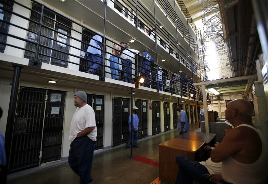 ΗΠΑ: Οι φυλακές του Σαν Κουέντιν #5. Τρόφιμοι της φυλακής περπατούν έξω από τα κελιά τους.