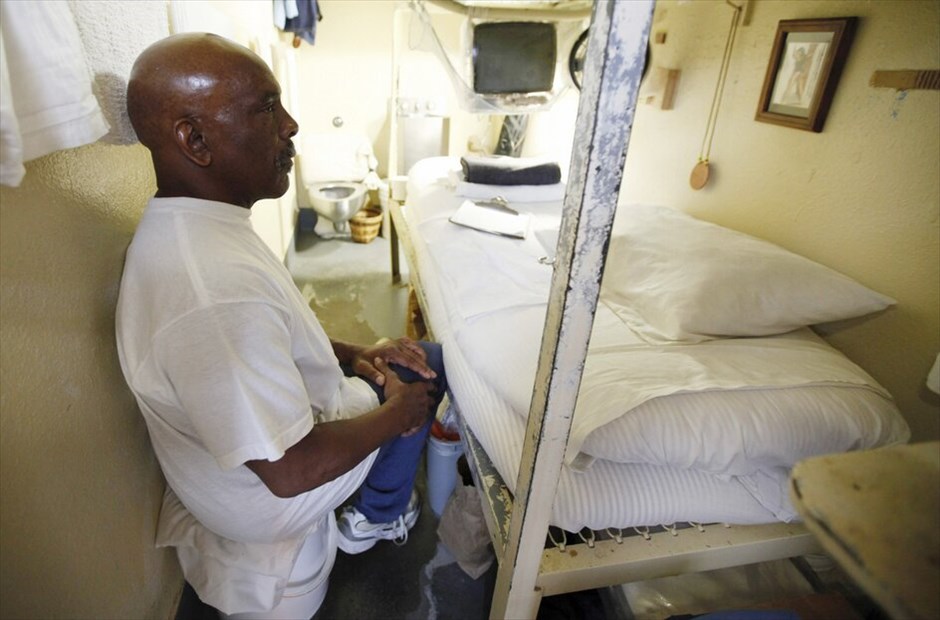 ΗΠΑ: Οι φυλακές του Σαν Κουέντιν #6. Ο κρατούμενος Τζίμι Μέρτζιλ 70 ετών πλέον, εκτίει ποινή ισόβιας κάθειρξης για μικροκλοπές και βρίσκεται στο κελί του.