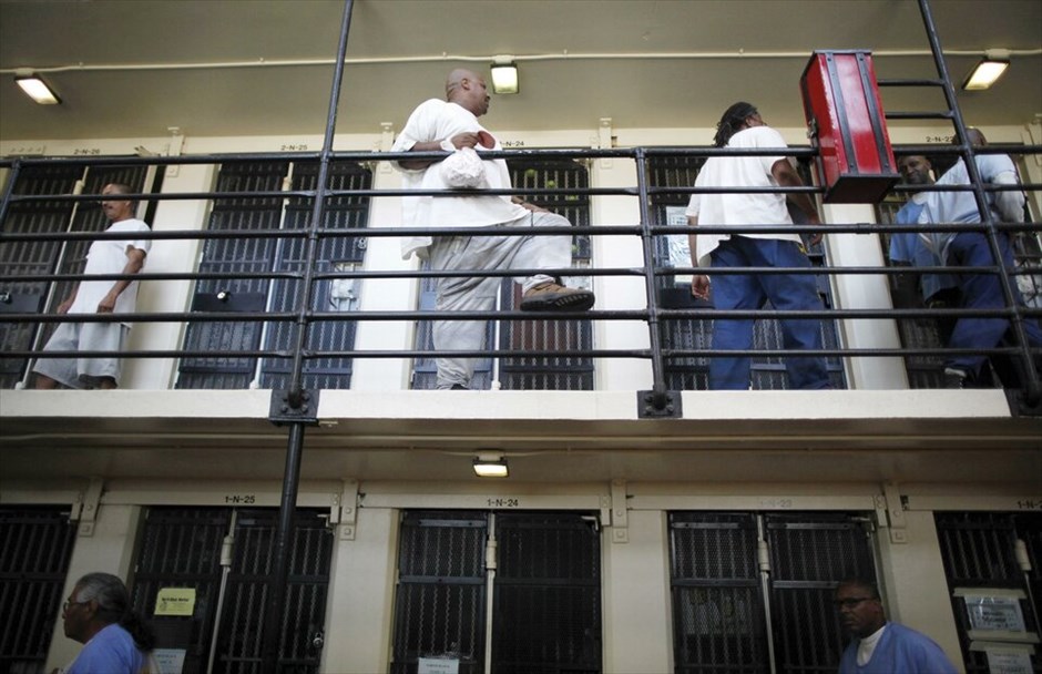 ΗΠΑ: Οι φυλακές του Σαν Κουέντιν #7. Τρόφιμοι της φυλακής περπατούν έξω από τα κελιά τους.