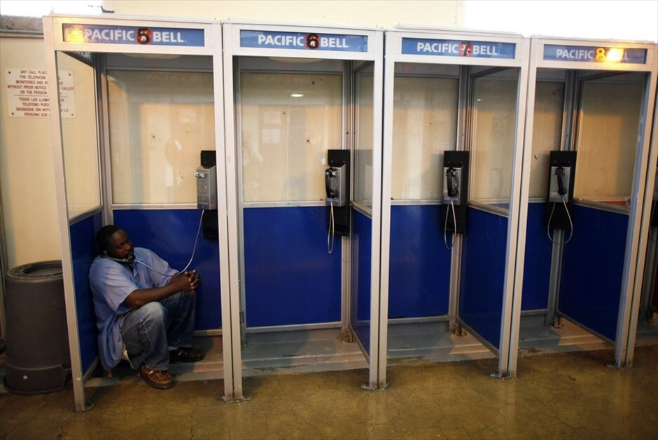 ΗΠΑ: Οι φυλακές του Σαν Κουέντιν #9. Ενας από τους κρατούμενους των φυλακών μιλάει στο τηλέφωνο.