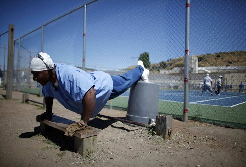 ΗΠΑ: Οι φυλακές του Σαν Κουέντιν #12. Ο 51χρονος Μαρτέλ Κόλινς γυμνάζεται στο προαύλιο της φυλακής.