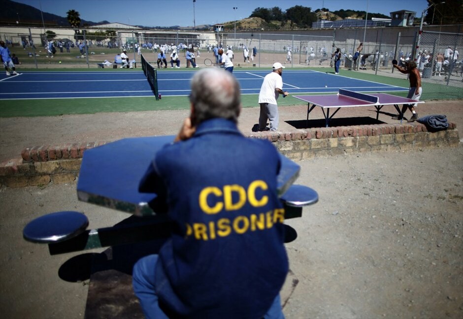 ΗΠΑ: Οι φυλακές του Σαν Κουέντιν #13. Κρατούμενοι των φυλακών παίζουν πινγκ πονγκ στο προαύλιο της φυλακής.