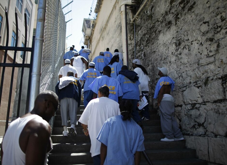 ΗΠΑ: Οι φυλακές του Σαν Κουέντιν #14. Οι κρατούμενοι αποχωρούν από τον χώρο του προαύλιου της φυλακής όπου γυμνάζονται.