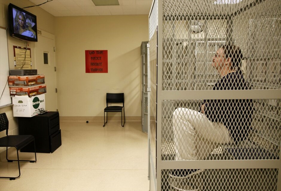 ΗΠΑ: Οι φυλακές του Σαν Κουέντιν #18. Ο Κόρι Ανταμς, 25 ετών, που εκτίει ποινή οκτώ μηνών για κατοχή όπλου και ναρκωτικών, παρακολουθεί ταινία από το κελί του στο ιατρείο της φυλακής.