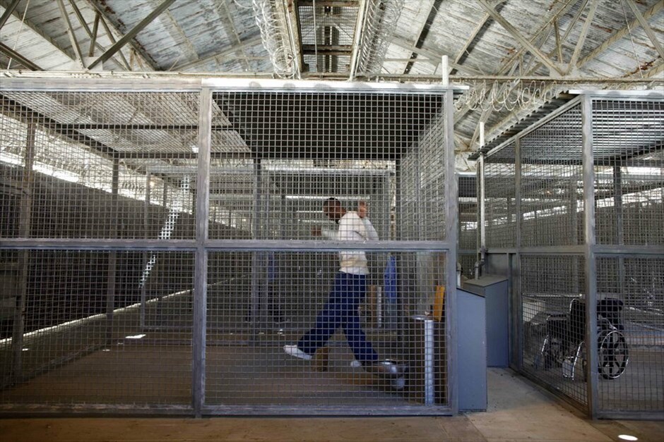 ΗΠΑ: Οι φυλακές του Σαν Κουέντιν #19. Κρατούμενος που βρίσκεται στην απομόνωση ασκείται πηδώντας από την λεκάνη του κελιού του.
