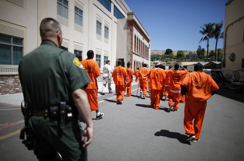 ΗΠΑ: Οι φυλακές του Σαν Κουέντιν #23. Οι κρατούμενοι συνοδεύονται από έναν φρουρό της φυλακής.