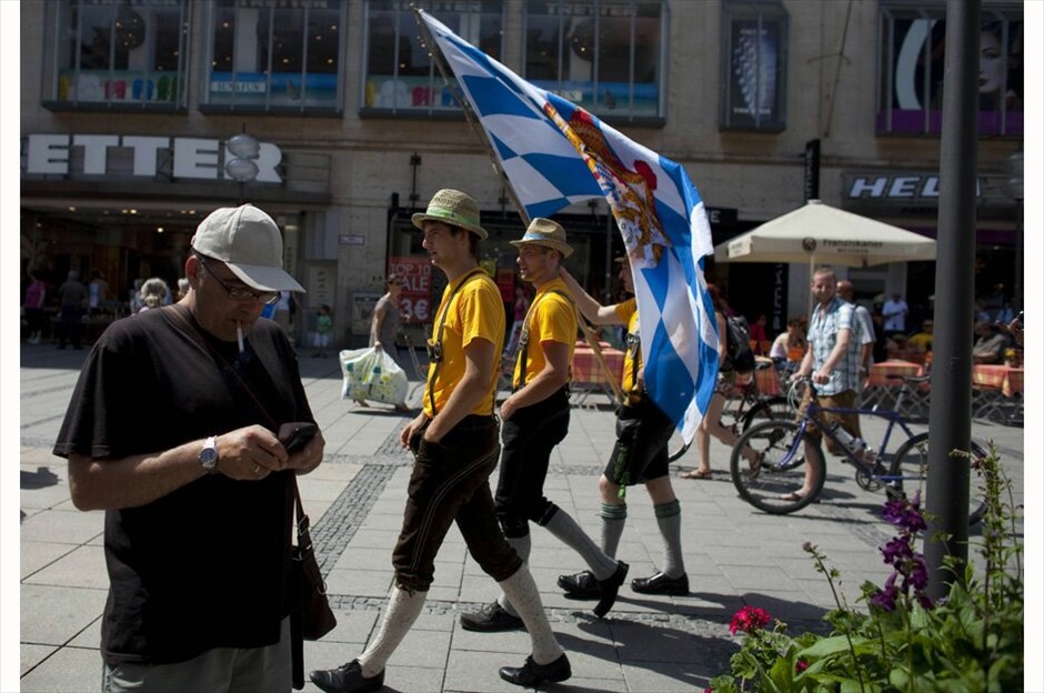 Ξεκινώντας μία νέα ζωή με 250 ευρώ #14. Ο Χοσέ Μανουέλ Αμπελ στέλνει ένα μήνυμα από το κινητό του καθώς περπατάει στους δρόμους του Μονάχου.