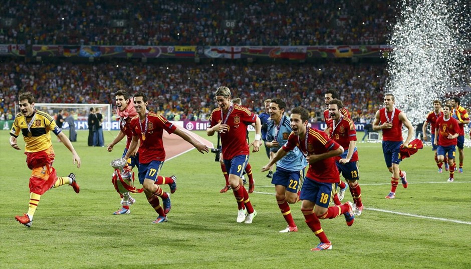 Euro 2012 Τελικός - Ισπανία - Ιταλία (4-0)  #1. Η Ισπανία διατήρησε τον τίτλο της πρωταθλήτριας Ευρώπης, που είχε κατακτήσει το 2008, «διασύροντας» την Ιταλία στον τελικό του Ευρωπαϊκού Πρωταθλήματος 2012 με 4-0 (4΄ Σίλβα, 41΄ Aλμπα, 84΄ Τόρες, 88΄ Μάτα), στο στάδιο «Ολιμπίσκι» του Κιέβου.