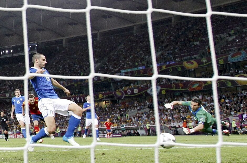 Euro 2012 Τελικός - Ισπανία - Ιταλία (4-0)  #11. Η Ισπανία διατήρησε τον τίτλο της πρωταθλήτριας Ευρώπης, που είχε κατακτήσει το 2008, «διασύροντας» την Ιταλία στον τελικό του Ευρωπαϊκού Πρωταθλήματος 2012 με 4-0 (4΄ Σίλβα, 41΄ Aλμπα, 84΄ Τόρες, 88΄ Μάτα), στο στάδιο «Ολιμπίσκι» του Κιέβου.