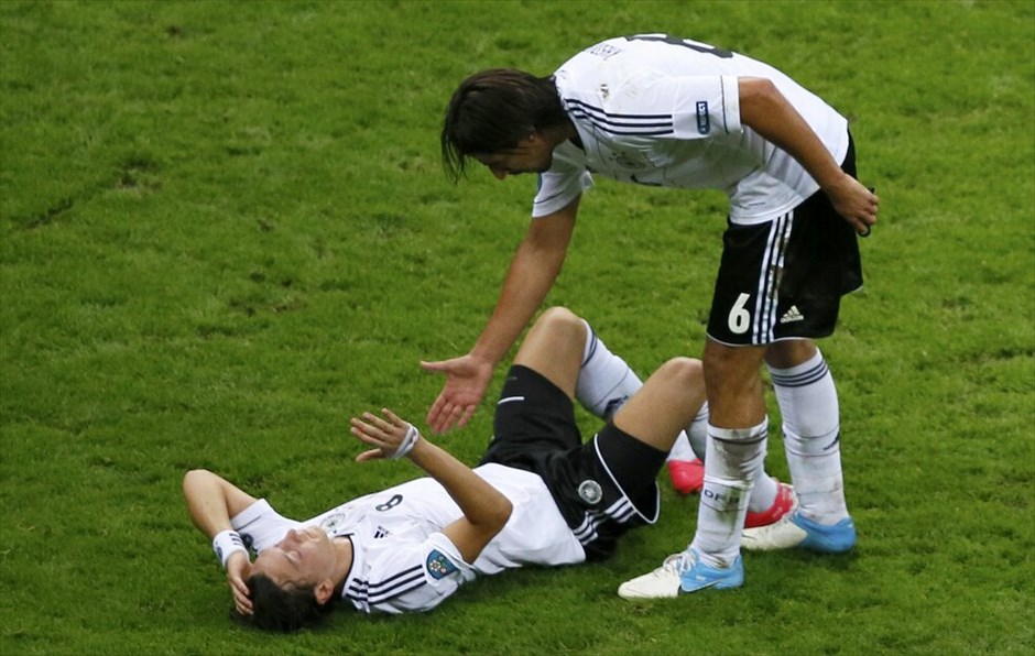 Euro 2012 - Γερμανία - Ιταλία (1-2) #13. Η παράδοση διατηρήθηκε, η Ιταλία έμεινε αήττητη στις αναμετρήσεις της με τη Γερμανία σε τελική φάση Ευρωπαϊκού Πρωταθλήματος ή Μουντιάλ και με τη νίκη της 2-1 επί των «πάντσερ» προκρίθηκε στον τελικό της Κυριακής, όπου θα αντιμετωπίσει την Ισπανία στο Ολυμπιακό Στάδιο του Κιέβου.
