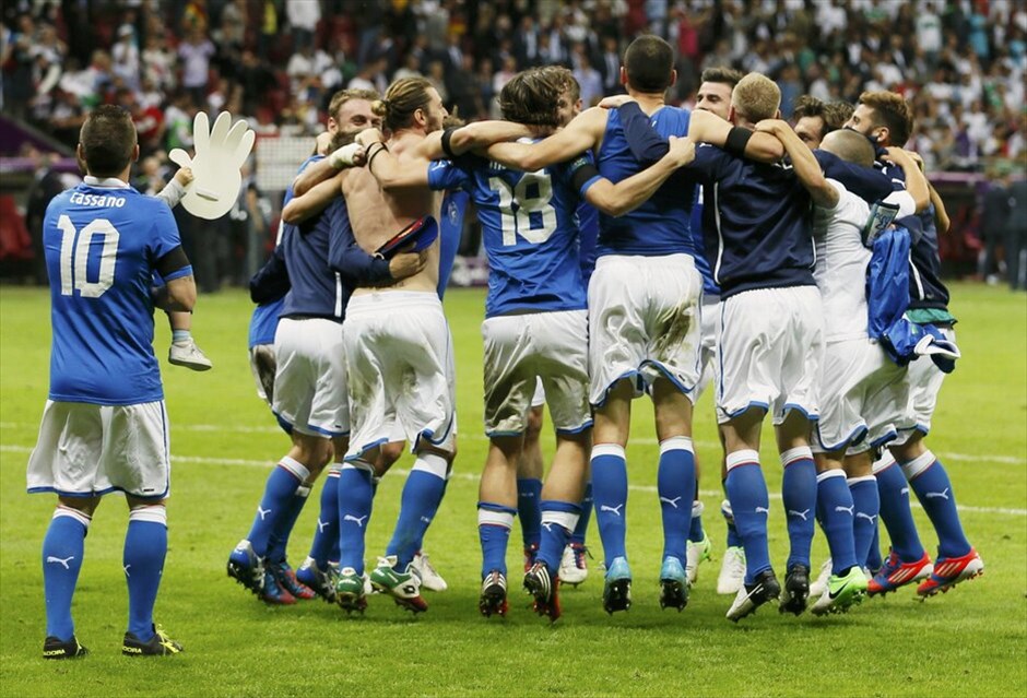 Euro 2012 - Γερμανία - Ιταλία (1-2) #14. Η παράδοση διατηρήθηκε, η Ιταλία έμεινε αήττητη στις αναμετρήσεις της με τη Γερμανία σε τελική φάση Ευρωπαϊκού Πρωταθλήματος ή Μουντιάλ και με τη νίκη της 2-1 επί των «πάντσερ» προκρίθηκε στον τελικό της Κυριακής, όπου θα αντιμετωπίσει την Ισπανία στο Ολυμπιακό Στάδιο του Κιέβου.