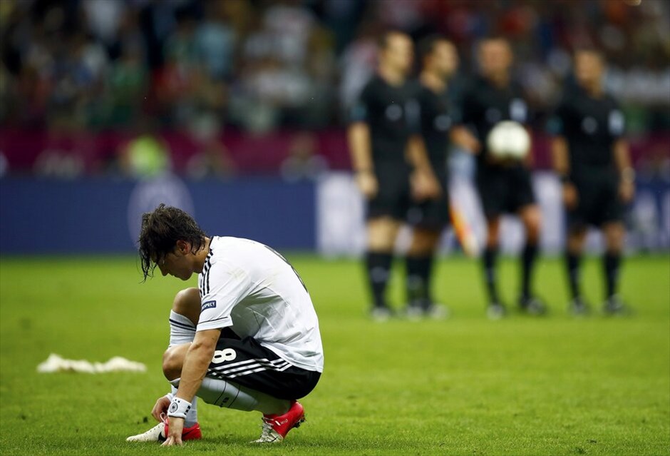 Euro 2012 - Γερμανία - Ιταλία (1-2) #18. Η παράδοση διατηρήθηκε, η Ιταλία έμεινε αήττητη στις αναμετρήσεις της με τη Γερμανία σε τελική φάση Ευρωπαϊκού Πρωταθλήματος ή Μουντιάλ και με τη νίκη της 2-1 επί των «πάντσερ» προκρίθηκε στον τελικό της Κυριακής, όπου θα αντιμετωπίσει την Ισπανία στο Ολυμπιακό Στάδιο του Κιέβου.