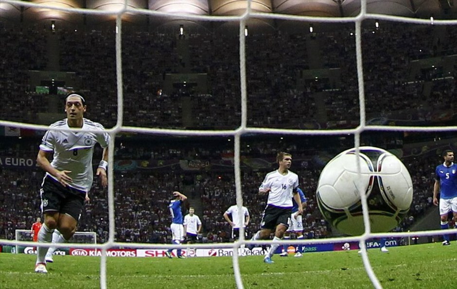 Euro 2012 - Γερμανία - Ιταλία (1-2) #22. Η παράδοση διατηρήθηκε, η Ιταλία έμεινε αήττητη στις αναμετρήσεις της με τη Γερμανία σε τελική φάση Ευρωπαϊκού Πρωταθλήματος ή Μουντιάλ και με τη νίκη της 2-1 επί των «πάντσερ» προκρίθηκε στον τελικό της Κυριακής, όπου θα αντιμετωπίσει την Ισπανία στο Ολυμπιακό Στάδιο του Κιέβου.
