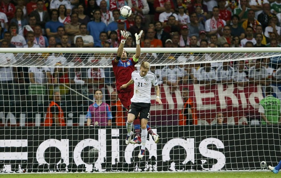 Euro 2012 - Γερμανία - Ιταλία (1-2) #23. Η παράδοση διατηρήθηκε, η Ιταλία έμεινε αήττητη στις αναμετρήσεις της με τη Γερμανία σε τελική φάση Ευρωπαϊκού Πρωταθλήματος ή Μουντιάλ και με τη νίκη της 2-1 επί των «πάντσερ» προκρίθηκε στον τελικό της Κυριακής, όπου θα αντιμετωπίσει την Ισπανία στο Ολυμπιακό Στάδιο του Κιέβου.