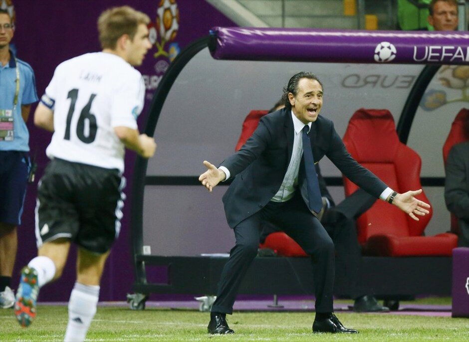 Euro 2012 - Γερμανία - Ιταλία (1-2) #26. Η παράδοση διατηρήθηκε, η Ιταλία έμεινε αήττητη στις αναμετρήσεις της με τη Γερμανία σε τελική φάση Ευρωπαϊκού Πρωταθλήματος ή Μουντιάλ και με τη νίκη της 2-1 επί των «πάντσερ» προκρίθηκε στον τελικό της Κυριακής, όπου θα αντιμετωπίσει την Ισπανία στο Ολυμπιακό Στάδιο του Κιέβου.
