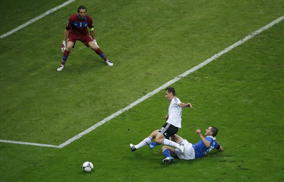 Euro 2012 - Γερμανία - Ιταλία (1-2) #27. Η παράδοση διατηρήθηκε, η Ιταλία έμεινε αήττητη στις αναμετρήσεις της με τη Γερμανία σε τελική φάση Ευρωπαϊκού Πρωταθλήματος ή Μουντιάλ και με τη νίκη της 2-1 επί των «πάντσερ» προκρίθηκε στον τελικό της Κυριακής, όπου θα αντιμετωπίσει την Ισπανία στο Ολυμπιακό Στάδιο του Κιέβου.