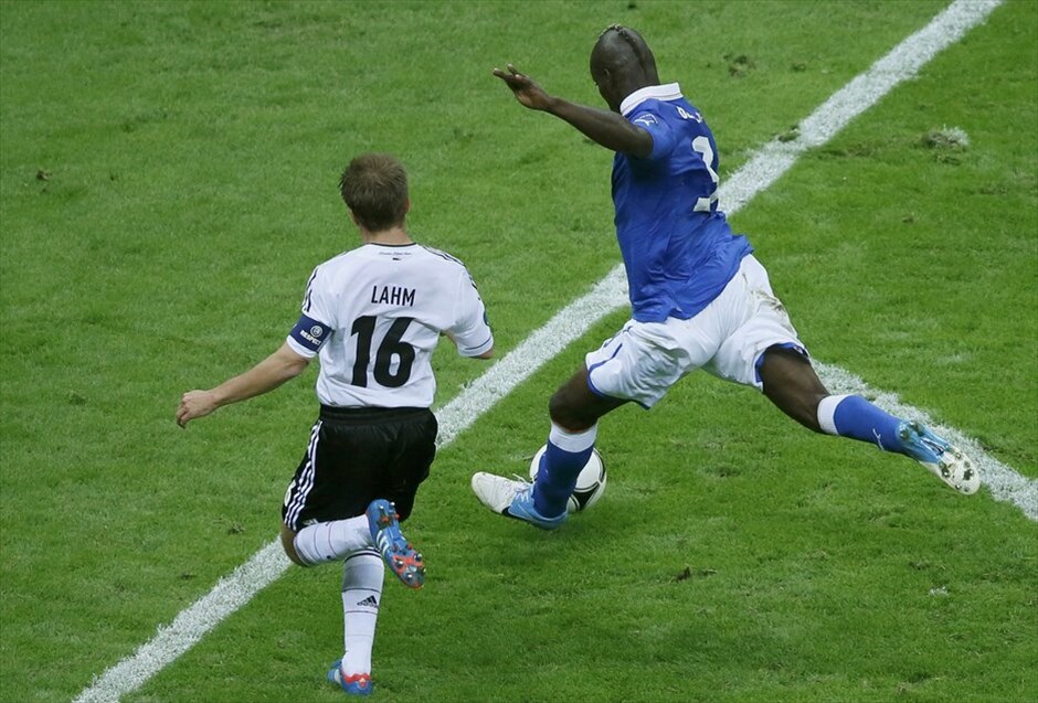 Euro 2012 - Γερμανία - Ιταλία (1-2) #31. Η παράδοση διατηρήθηκε, η Ιταλία έμεινε αήττητη στις αναμετρήσεις της με τη Γερμανία σε τελική φάση Ευρωπαϊκού Πρωταθλήματος ή Μουντιάλ και με τη νίκη της 2-1 επί των «πάντσερ» προκρίθηκε στον τελικό της Κυριακής, όπου θα αντιμετωπίσει την Ισπανία στο Ολυμπιακό Στάδιο του Κιέβου.