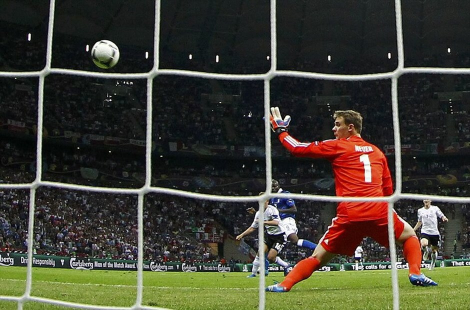 Euro 2012 - Γερμανία - Ιταλία (1-2) #32. Η παράδοση διατηρήθηκε, η Ιταλία έμεινε αήττητη στις αναμετρήσεις της με τη Γερμανία σε τελική φάση Ευρωπαϊκού Πρωταθλήματος ή Μουντιάλ και με τη νίκη της 2-1 επί των «πάντσερ» προκρίθηκε στον τελικό της Κυριακής, όπου θα αντιμετωπίσει την Ισπανία στο Ολυμπιακό Στάδιο του Κιέβου.
