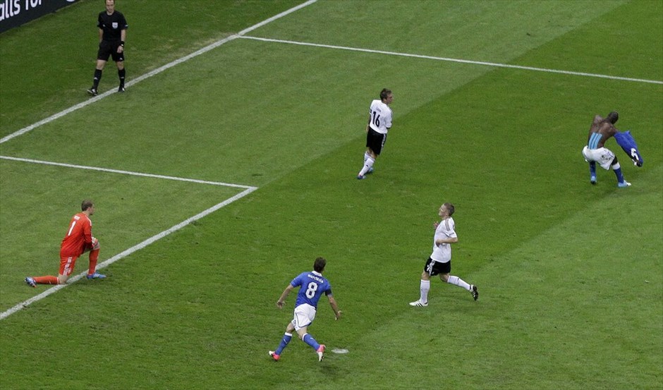 Euro 2012 - Γερμανία - Ιταλία (1-2) #33. Η παράδοση διατηρήθηκε, η Ιταλία έμεινε αήττητη στις αναμετρήσεις της με τη Γερμανία σε τελική φάση Ευρωπαϊκού Πρωταθλήματος ή Μουντιάλ και με τη νίκη της 2-1 επί των «πάντσερ» προκρίθηκε στον τελικό της Κυριακής, όπου θα αντιμετωπίσει την Ισπανία στο Ολυμπιακό Στάδιο του Κιέβου.