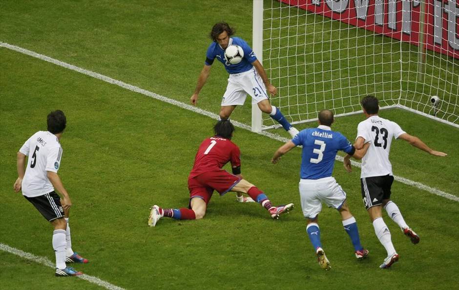 Euro 2012 - Γερμανία - Ιταλία (1-2) #41. Η παράδοση διατηρήθηκε, η Ιταλία έμεινε αήττητη στις αναμετρήσεις της με τη Γερμανία σε τελική φάση Ευρωπαϊκού Πρωταθλήματος ή Μουντιάλ και με τη νίκη της 2-1 επί των «πάντσερ» προκρίθηκε στον τελικό της Κυριακής, όπου θα αντιμετωπίσει την Ισπανία στο Ολυμπιακό Στάδιο του Κιέβου.