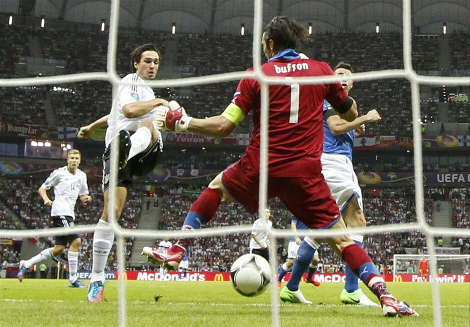 Euro 2012 - Γερμανία - Ιταλία (1-2) #44. Η παράδοση διατηρήθηκε, η Ιταλία έμεινε αήττητη στις αναμετρήσεις της με τη Γερμανία σε τελική φάση Ευρωπαϊκού Πρωταθλήματος ή Μουντιάλ και με τη νίκη της 2-1 επί των «πάντσερ» προκρίθηκε στον τελικό της Κυριακής, όπου θα αντιμετωπίσει την Ισπανία στο Ολυμπιακό Στάδιο του Κιέβου.