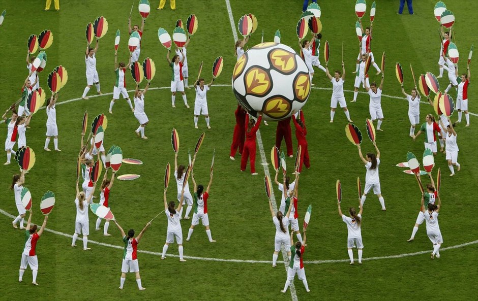 Euro 2012 - Γερμανία - Ιταλία (1-2) #47. Η παράδοση διατηρήθηκε, η Ιταλία έμεινε αήττητη στις αναμετρήσεις της με τη Γερμανία σε τελική φάση Ευρωπαϊκού Πρωταθλήματος ή Μουντιάλ και με τη νίκη της 2-1 επί των «πάντσερ» προκρίθηκε στον τελικό της Κυριακής, όπου θα αντιμετωπίσει την Ισπανία στο Ολυμπιακό Στάδιο του Κιέβου.