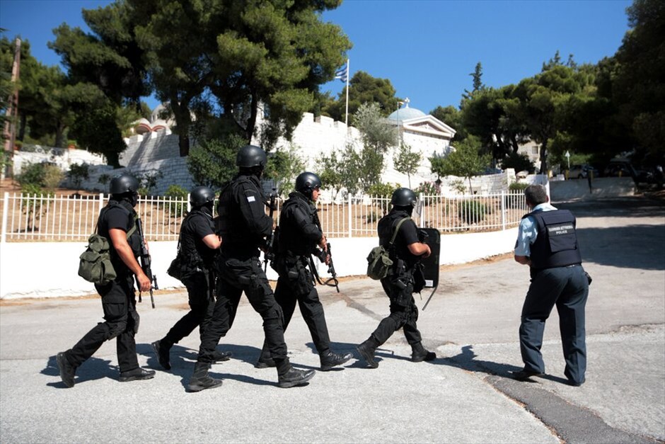 Αστυνομική επιχείρηση στην Κηφισιά #2. Συνελήφθη και μεταφέρεται τραυματισμένος στο νοσοκομείο και ο δεύτερος από τους ληστές που νωρίτερα σήμερα επιχείρησαν να διαρρήξουν μονοκατοικία στην Κηφισιά, παίρνοντας όμηρο έναν ηλικιωμένο προκειμένου να διαφύγουν.