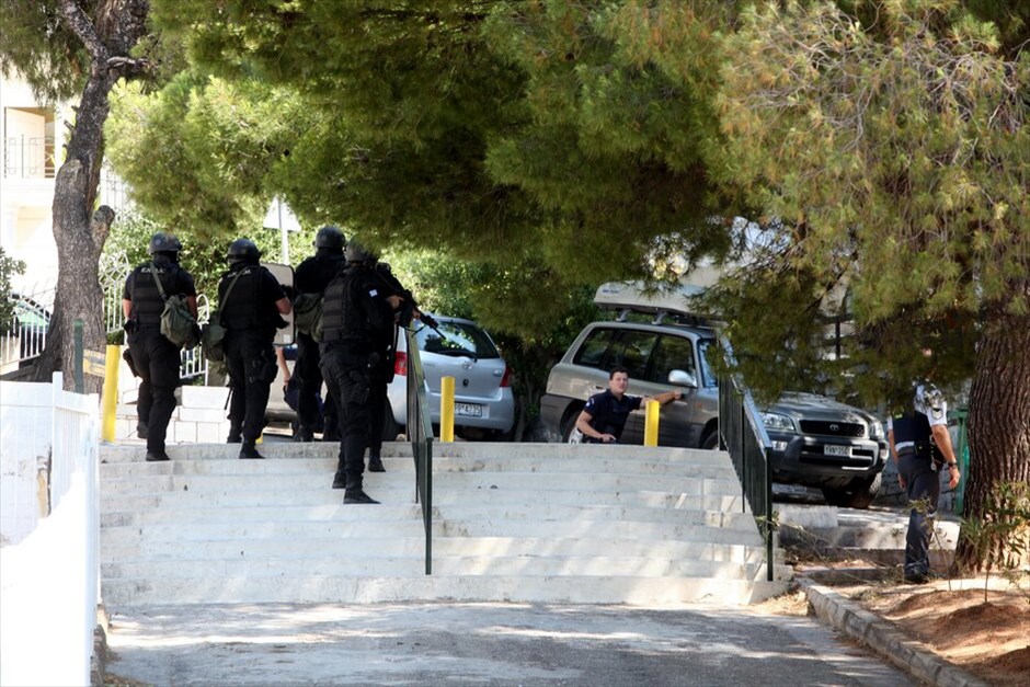 Αστυνομική επιχείρηση στην Κηφισιά #3. Συνελήφθη και μεταφέρεται τραυματισμένος στο νοσοκομείο και ο δεύτερος από τους ληστές που νωρίτερα σήμερα επιχείρησαν να διαρρήξουν μονοκατοικία στην Κηφισιά, παίρνοντας όμηρο έναν ηλικιωμένο προκειμένου να διαφύγουν.