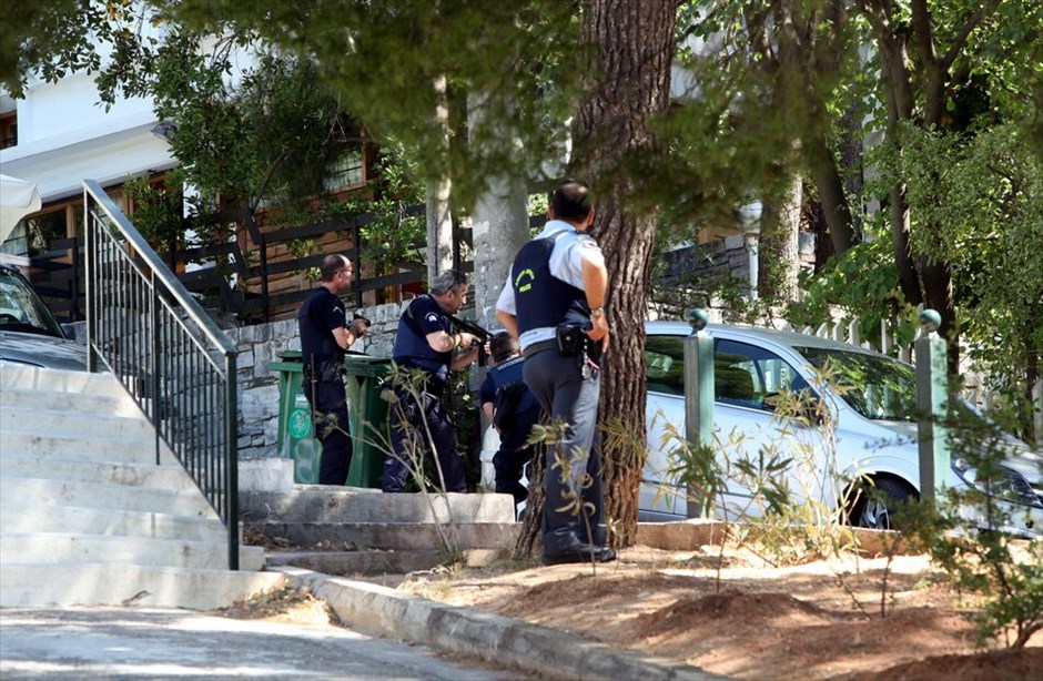 Αστυνομική επιχείρηση στην Κηφισιά #8. Συνελήφθη και μεταφέρεται τραυματισμένος στο νοσοκομείο και ο δεύτερος από τους ληστές που νωρίτερα σήμερα επιχείρησαν να διαρρήξουν μονοκατοικία στην Κηφισιά, παίρνοντας όμηρο έναν ηλικιωμένο προκειμένου να διαφύγουν.