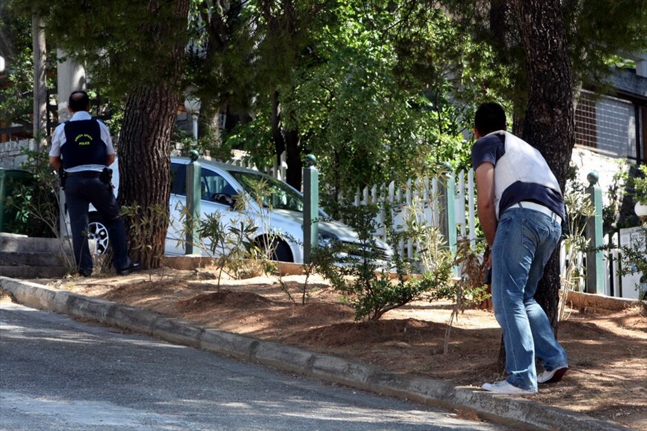 Αστυνομική επιχείρηση στην Κηφισιά #9. Συνελήφθη και μεταφέρεται τραυματισμένος στο νοσοκομείο και ο δεύτερος από τους ληστές που νωρίτερα σήμερα επιχείρησαν να διαρρήξουν μονοκατοικία στην Κηφισιά, παίρνοντας όμηρο έναν ηλικιωμένο προκειμένου να διαφύγουν.