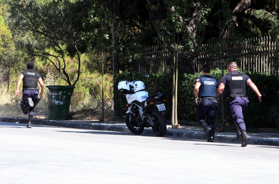 Αστυνομική επιχείρηση στην Κηφισιά #14. Συνελήφθη και μεταφέρεται τραυματισμένος στο νοσοκομείο και ο δεύτερος από τους ληστές που νωρίτερα σήμερα επιχείρησαν να διαρρήξουν μονοκατοικία στην Κηφισιά, παίρνοντας όμηρο έναν ηλικιωμένο προκειμένου να διαφύγουν.