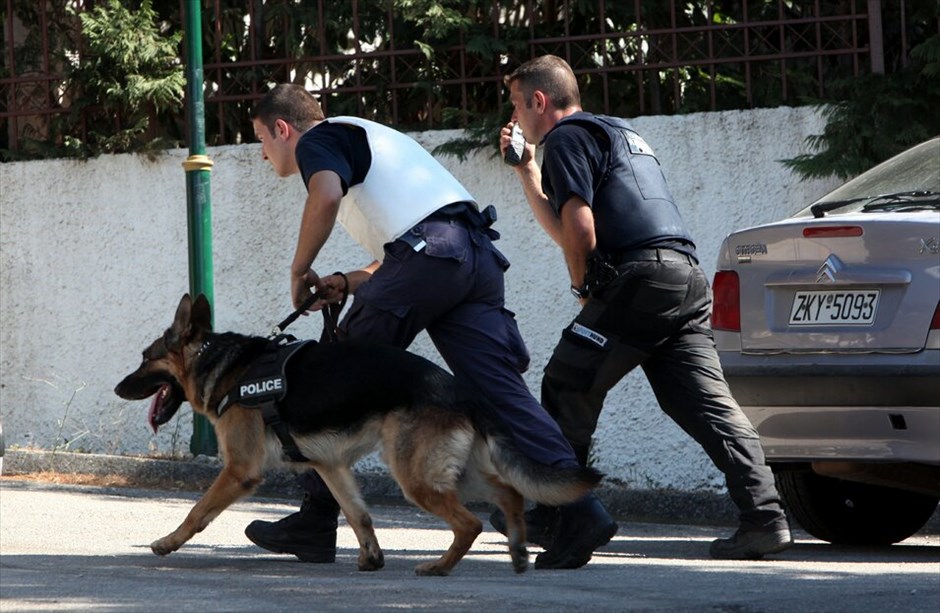 Αστυνομική επιχείρηση στην Κηφισιά #15. Συνελήφθη και μεταφέρεται τραυματισμένος στο νοσοκομείο και ο δεύτερος από τους ληστές που νωρίτερα σήμερα επιχείρησαν να διαρρήξουν μονοκατοικία στην Κηφισιά, παίρνοντας όμηρο έναν ηλικιωμένο προκειμένου να διαφύγουν.