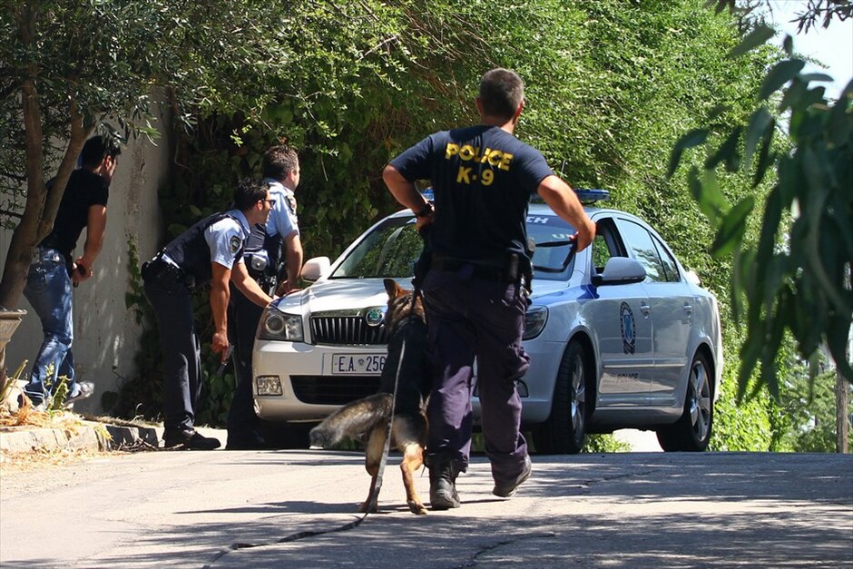 Αστυνομική επιχείρηση στην Κηφισιά #16. Συνελήφθη και μεταφέρεται τραυματισμένος στο νοσοκομείο και ο δεύτερος από τους ληστές που νωρίτερα σήμερα επιχείρησαν να διαρρήξουν μονοκατοικία στην Κηφισιά, παίρνοντας όμηρο έναν ηλικιωμένο προκειμένου να διαφύγουν.