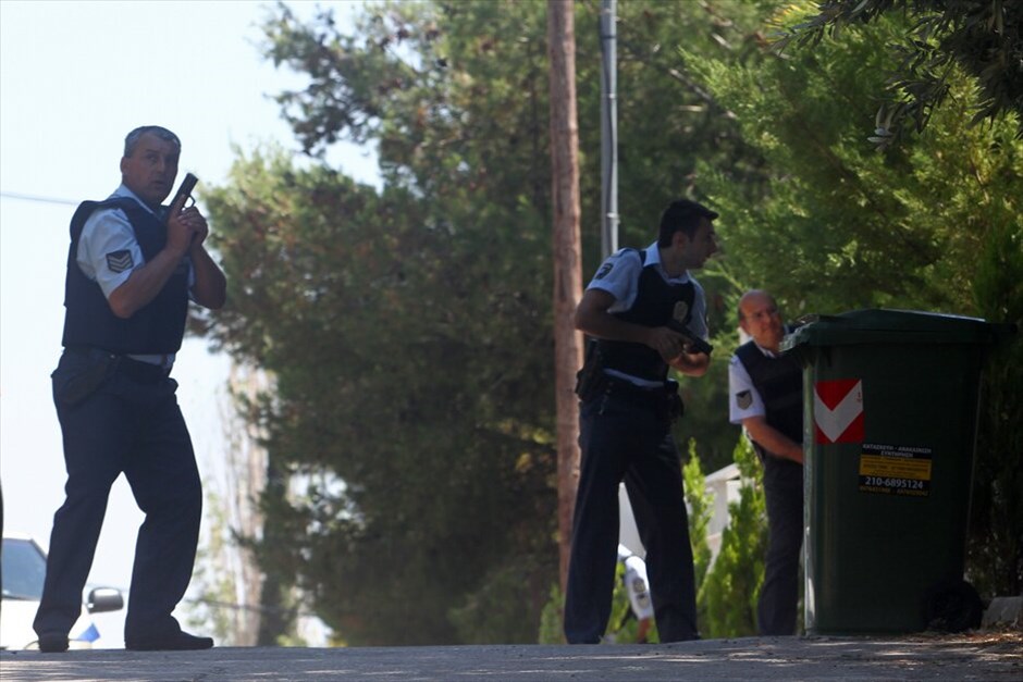 Αστυνομική επιχείρηση στην Κηφισιά #17. Συνελήφθη και μεταφέρεται τραυματισμένος στο νοσοκομείο και ο δεύτερος από τους ληστές που νωρίτερα σήμερα επιχείρησαν να διαρρήξουν μονοκατοικία στην Κηφισιά, παίρνοντας όμηρο έναν ηλικιωμένο προκειμένου να διαφύγουν.