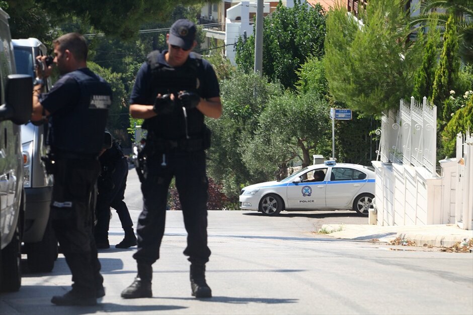 Αστυνομική επιχείρηση στην Κηφισιά #18. Συνελήφθη και μεταφέρεται τραυματισμένος στο νοσοκομείο και ο δεύτερος από τους ληστές που νωρίτερα σήμερα επιχείρησαν να διαρρήξουν μονοκατοικία στην Κηφισιά, παίρνοντας όμηρο έναν ηλικιωμένο προκειμένου να διαφύγουν.