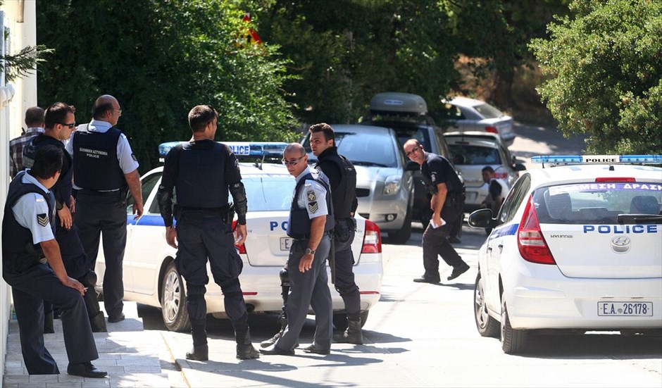 Αστυνομική επιχείρηση στην Κηφισιά #19. Συνελήφθη και μεταφέρεται τραυματισμένος στο νοσοκομείο και ο δεύτερος από τους ληστές που νωρίτερα σήμερα επιχείρησαν να διαρρήξουν μονοκατοικία στην Κηφισιά, παίρνοντας όμηρο έναν ηλικιωμένο προκειμένου να διαφύγουν.