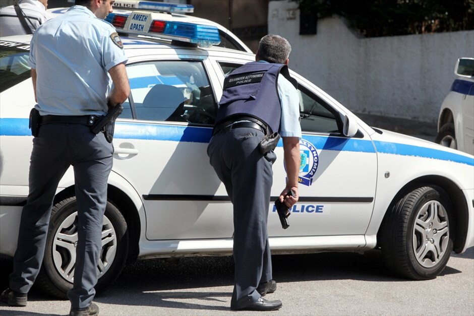Αστυνομική επιχείρηση στην Κηφισιά #20. Συνελήφθη και μεταφέρεται τραυματισμένος στο νοσοκομείο και ο δεύτερος από τους ληστές που νωρίτερα σήμερα επιχείρησαν να διαρρήξουν μονοκατοικία στην Κηφισιά, παίρνοντας όμηρο έναν ηλικιωμένο προκειμένου να διαφύγουν.