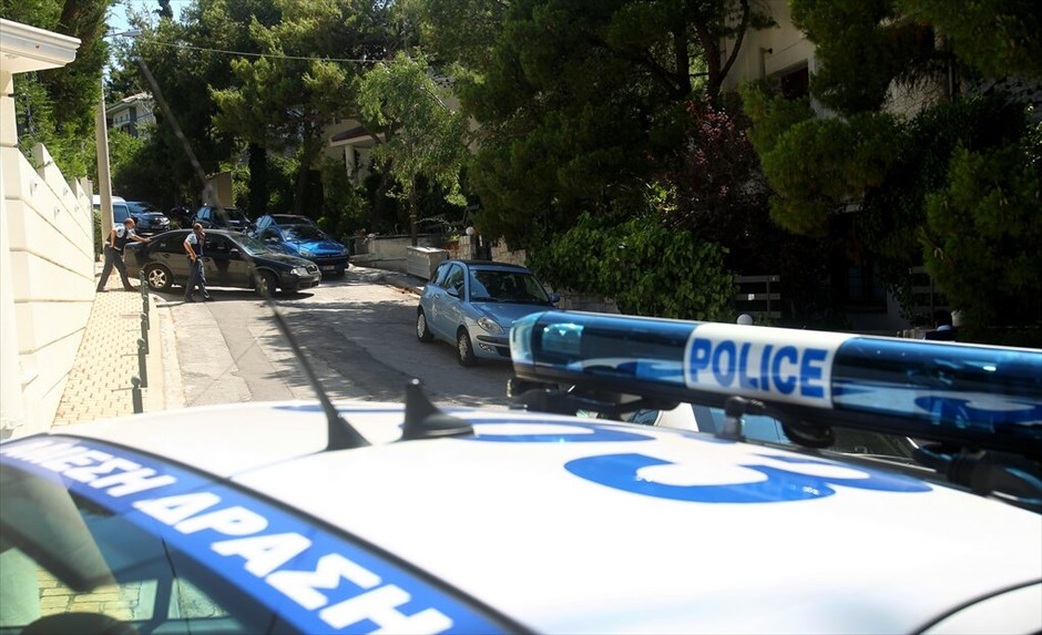 Αστυνομική επιχείρηση στην Κηφισιά #22. Συνελήφθη και μεταφέρεται τραυματισμένος στο νοσοκομείο και ο δεύτερος από τους ληστές που νωρίτερα σήμερα επιχείρησαν να διαρρήξουν μονοκατοικία στην Κηφισιά, παίρνοντας όμηρο έναν ηλικιωμένο προκειμένου να διαφύγουν.