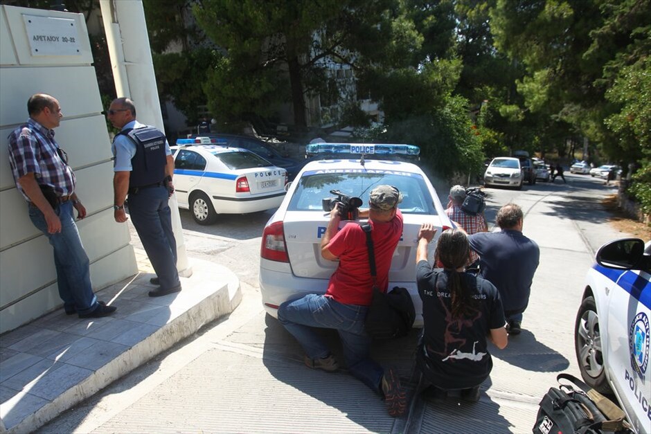 Αστυνομική επιχείρηση στην Κηφισιά #23. Συνελήφθη και μεταφέρεται τραυματισμένος στο νοσοκομείο και ο δεύτερος από τους ληστές που νωρίτερα σήμερα επιχείρησαν να διαρρήξουν μονοκατοικία στην Κηφισιά, παίρνοντας όμηρο έναν ηλικιωμένο προκειμένου να διαφύγουν.