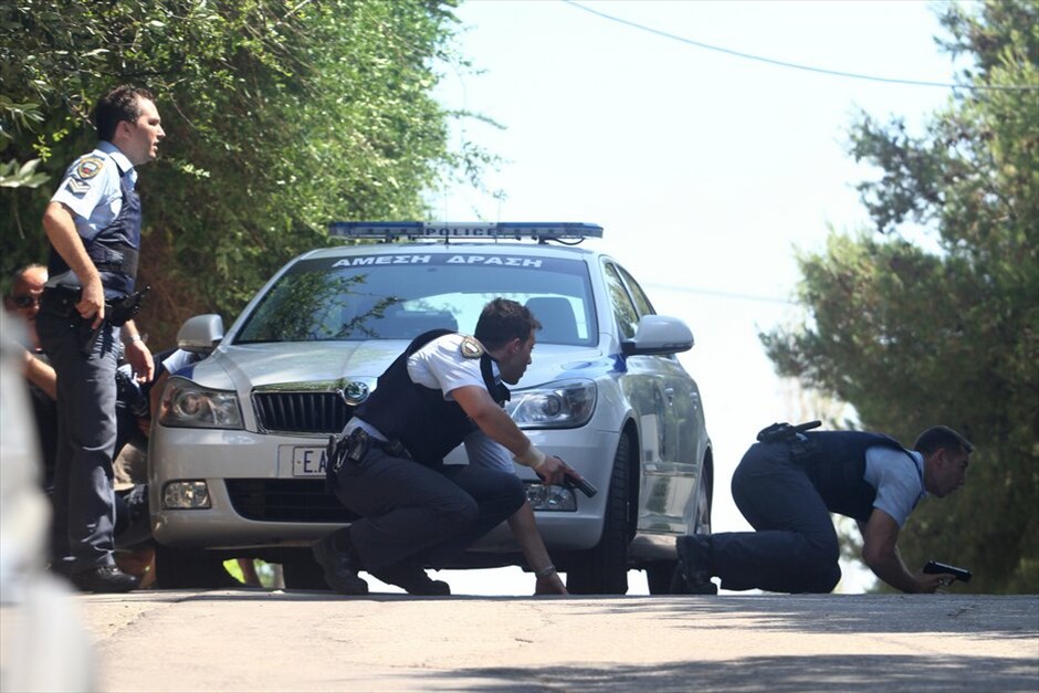 Αστυνομική επιχείρηση στην Κηφισιά #24. Συνελήφθη και μεταφέρεται τραυματισμένος στο νοσοκομείο και ο δεύτερος από τους ληστές που νωρίτερα σήμερα επιχείρησαν να διαρρήξουν μονοκατοικία στην Κηφισιά, παίρνοντας όμηρο έναν ηλικιωμένο προκειμένου να διαφύγουν.