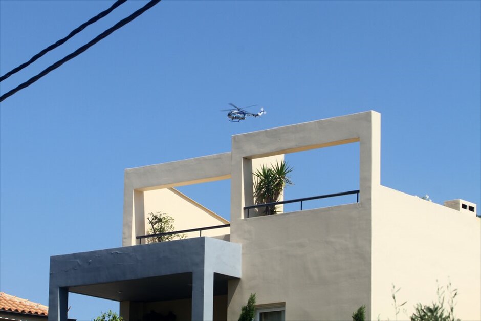 Αστυνομική επιχείρηση στην Κηφισιά #26. Συνελήφθη και μεταφέρεται τραυματισμένος στο νοσοκομείο και ο δεύτερος από τους ληστές που νωρίτερα σήμερα επιχείρησαν να διαρρήξουν μονοκατοικία στην Κηφισιά, παίρνοντας όμηρο έναν ηλικιωμένο προκειμένου να διαφύγουν.