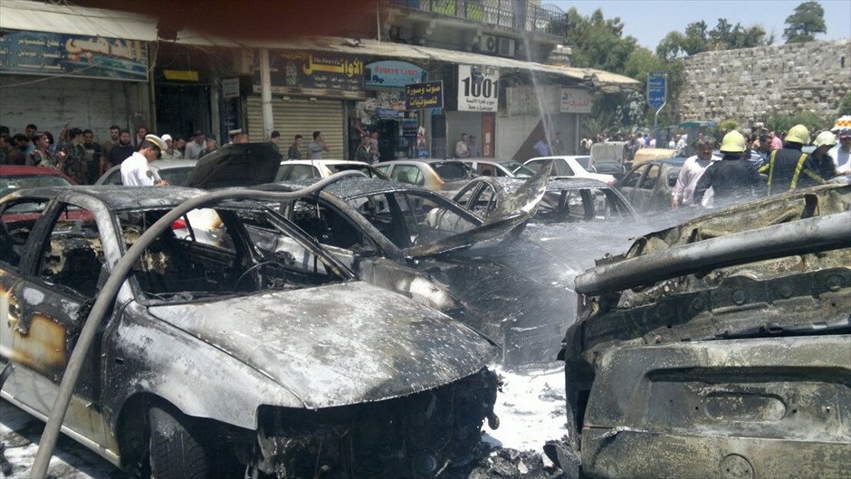 Συρία: Βομβιστική επίθεση στο Δικαστικό Μέγαρο #17. Βομβιστική επίθεση σημειώθηκε σήμερα μπροστά από το Δικαστικό Μέγαρο στο κέντρο της Δαμασκού από δυνάμεις των ανταρτών. Η ισχυρή έκρηξη συγκλόνισε την περιοχή και πυκνοί μαύροι καπνοί σχηματίσθηκαν πάνω από την πρωτεύουσα, φρούριο του προέδρου Μπασάρ αλ-Ασαντ μέχρι πριν από λίγες ημέρες, το οποίο φαίνεται να περνά στον έλεγχο των ανταρτών. Σύμφωνα με την συριακή τηλεόραση, δυο βόμβες εξερράγησαν στο χώρο στάθμευσης του Δικαστικού Μεγάρου στον τομέα Μάρζα της συριακής πρωτεύουσας, ενώ μία τρίτη δεν εξερράγη.