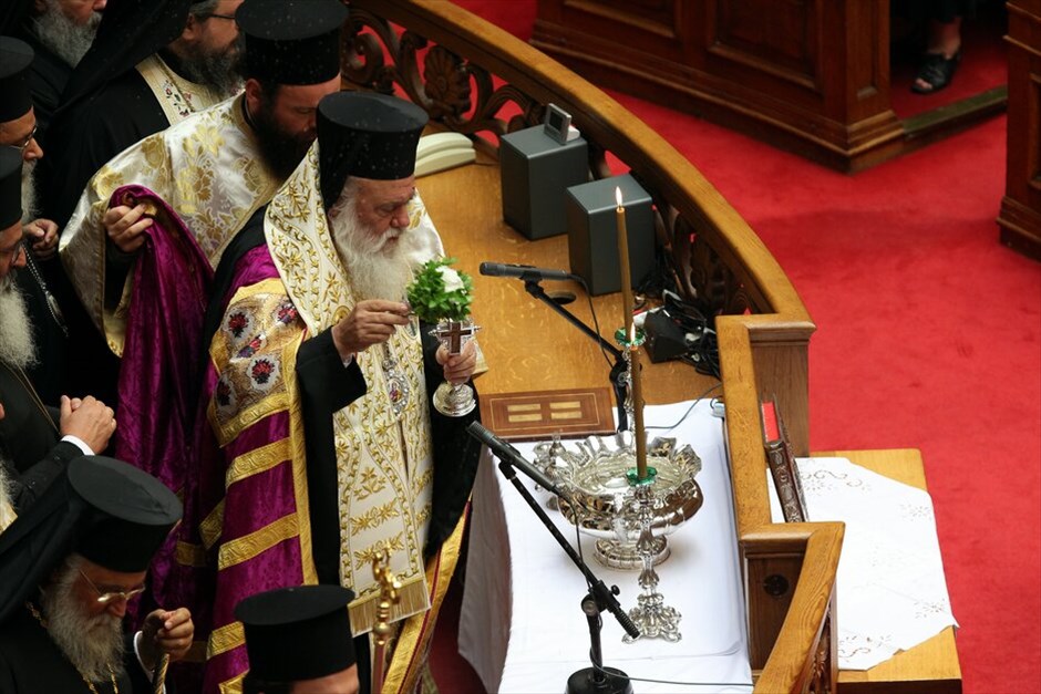 Ορκωμοσία της νέας Βουλής  #2. Χοροσταντούτος του Αρχιεπισκόπου Ιερώνυμου και των μελών της Ιεράς Συνόδου ορκίστηκαν τα μέλη της νέας Βουλής που εξελέγησαν στις εκλογές της 17ης Ιουνίου. Όρκο στο κοράνι έδωσαν οι τρεις μουσουλμάνοι βουλευτές.