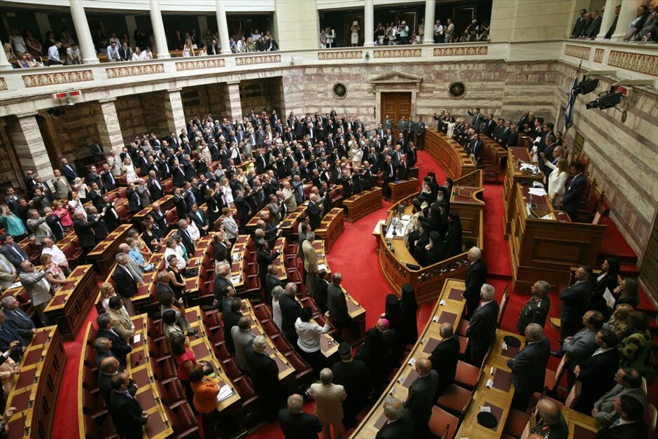 Ορκωμοσία της νέας Βουλής  #5. Χοροσταντούτος του Αρχιεπισκόπου Ιερώνυμου και των μελών της Ιεράς Συνόδου ορκίστηκαν τα μέλη της νέας Βουλής που εξελέγησαν στις εκλογές της 17ης Ιουνίου. Όρκο στο κοράνι έδωσαν οι τρεις μουσουλμάνοι βουλευτές.